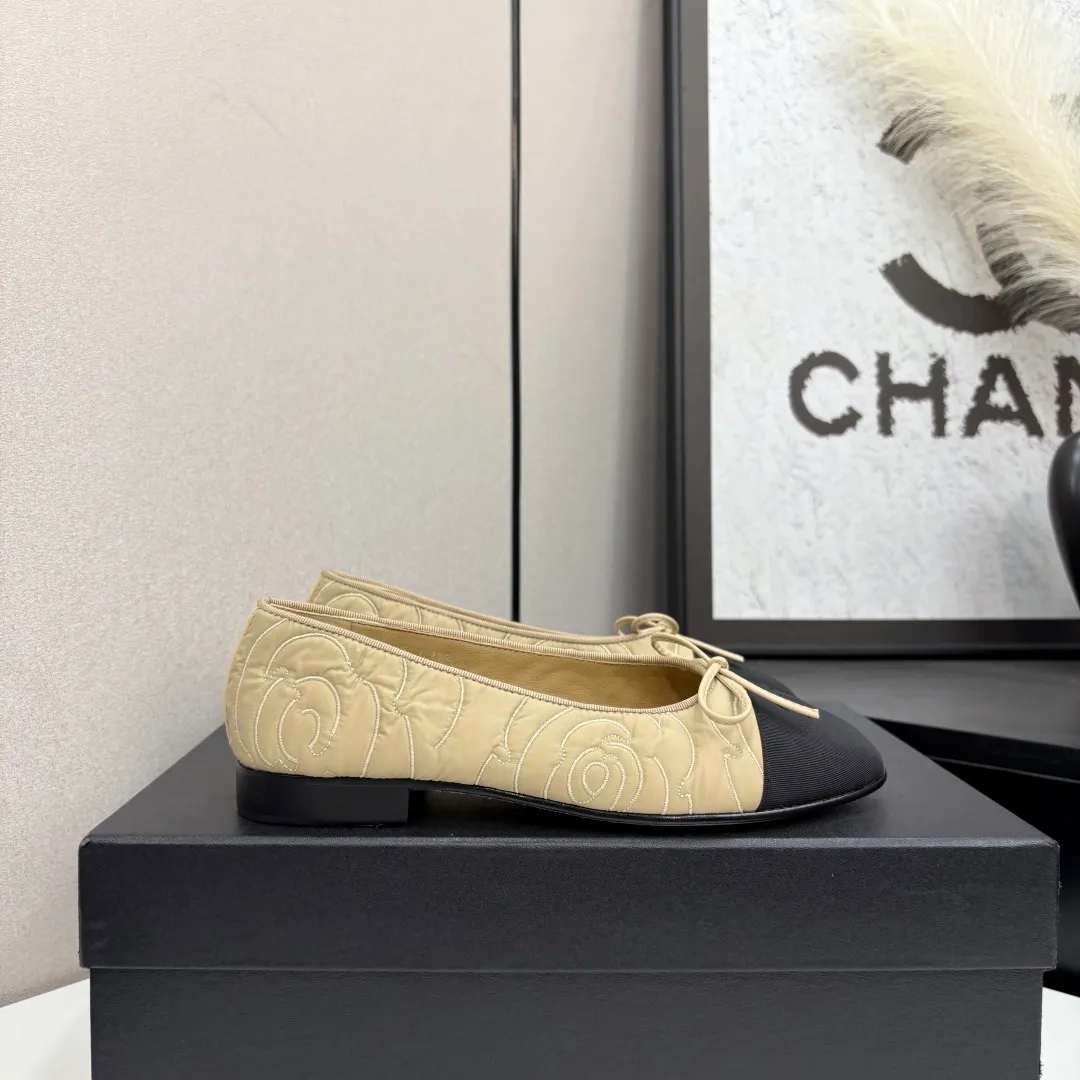 👟👟Ex-factory price 540👟👟 25Fw early spring latest color Chanel Xiaoxiang bow ballet flat shoes Believe me, this is a pair of ballet shoes that can take you to good places🩰 Upper: original lace mesh inner lining: no lining Sole: Italian genuine leather outsole Size: 34-41 regular size (34.40.41 customization is not returnable)
